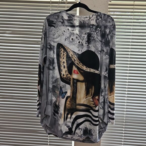 Queen G. Botique Black and White Graphic Oversized Tunic - Picture 4 of 13